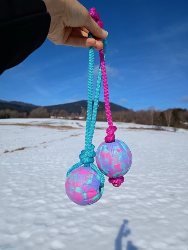 Míček FOAM TUG s lanem - Barva míčku: Pastel camo, Barva: Electric Blue, Provedení: Lano bez ucha